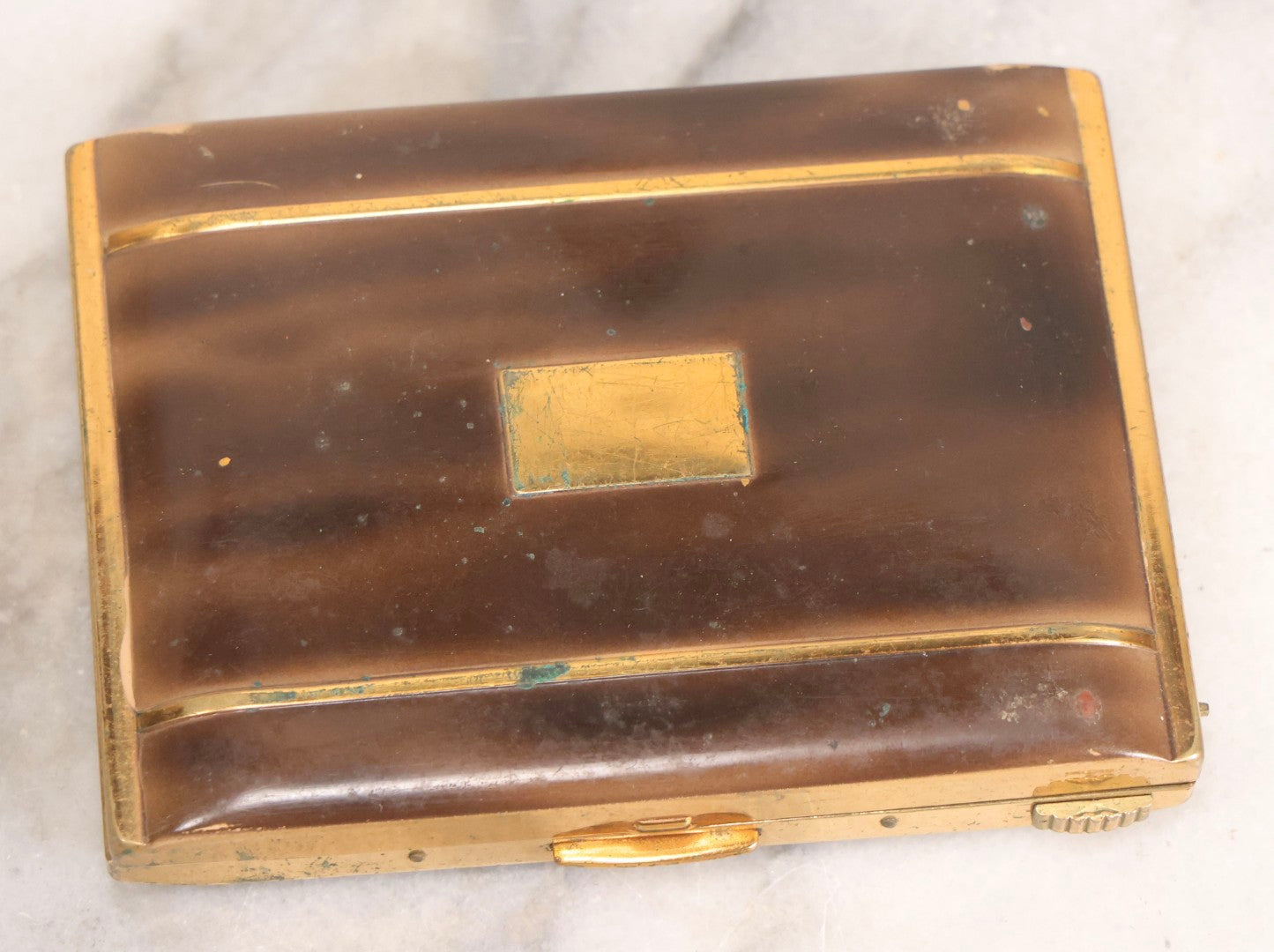 Lot 285 - Vintage Twain-Lite Cigarette Holder With Leather Case By Metalfield, New York, With Brushed Brass Interior And Spring-Loaded Arms