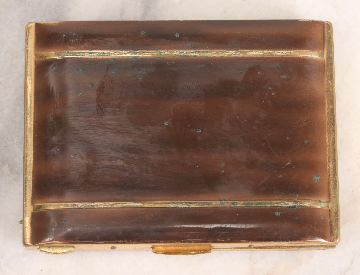 Lot 285 - Vintage Twain-Lite Cigarette Holder With Leather Case By Metalfield, New York, With Brushed Brass Interior And Spring-Loaded Arms