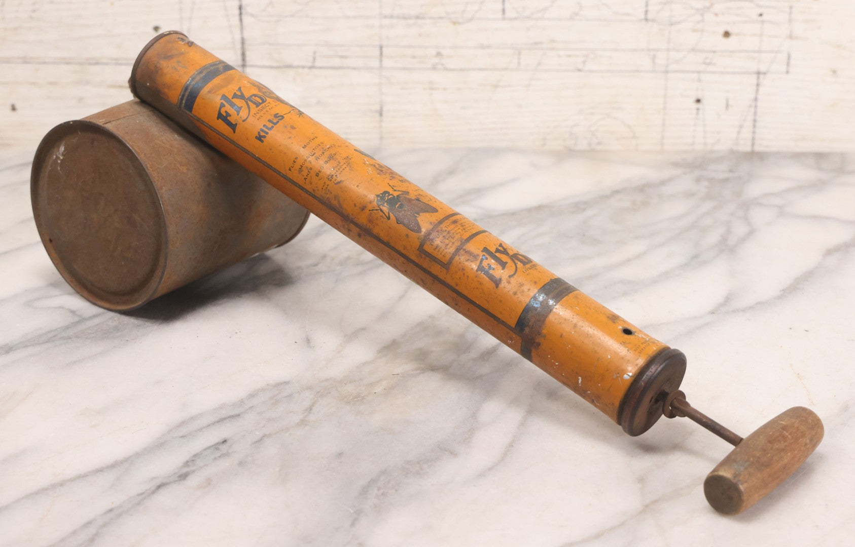 Lot 059 - Antique “Fly Ded” Insect Sprayer With Fly Graphics, Tin Lithograph, Manufactured By Midwa Chemical Company, Chicago, Illinois, Copyright 1926, 16" L