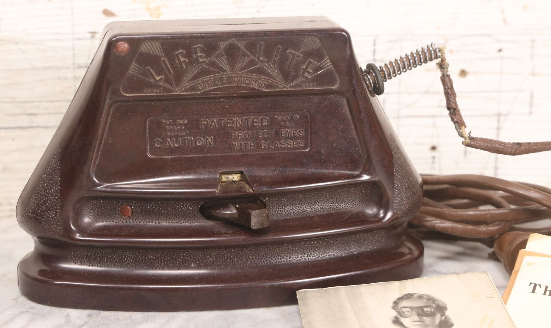 Lot 065 - Vintage Life Lite Model A Ultra-Violet Home Lamp “Quack Medicine” Kit In Carrying Case, Bakelite Construction, Ultra-Violet Home Products Inc., Los Angeles, California, With Ephemera And Manuals, Circa 1930s