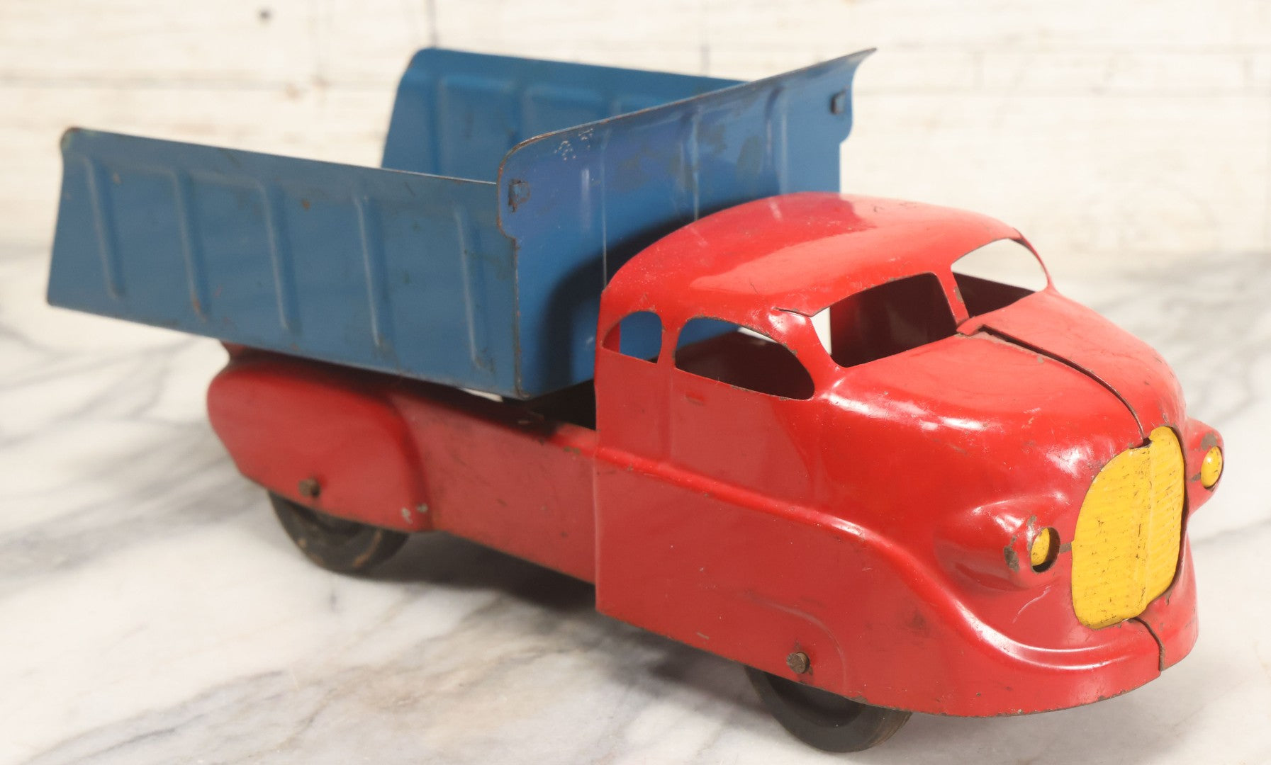 Lot 089 - Vintage Blue And Red Pressed Steel Dump Truck, Wyandotte Toys, Circa 1940s With Working Tilting Bed And Yellow Painted Grille, 13" L