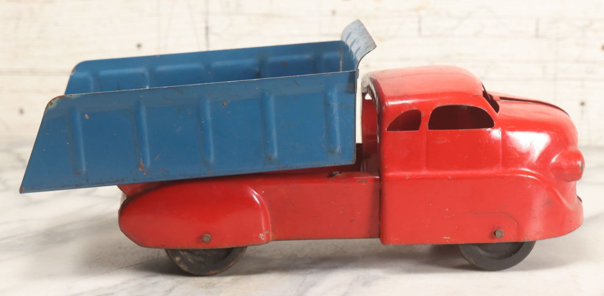 Lot 089 - Vintage Blue And Red Pressed Steel Dump Truck, Wyandotte Toys, Circa 1940s With Working Tilting Bed And Yellow Painted Grille, 13" L