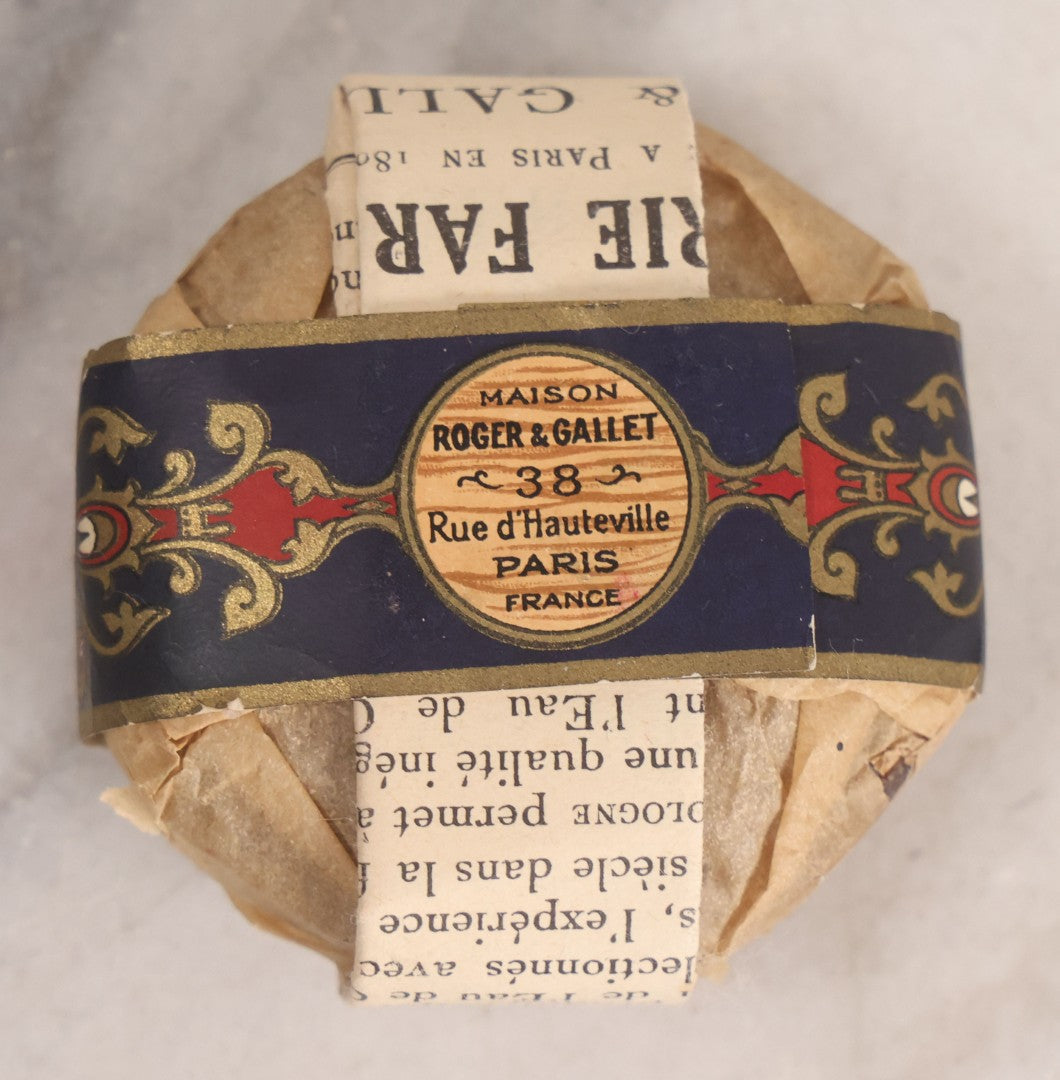 Lot 109 - Vintage N.O.S. Savon Au Bois De Santal Sandalwood Soap By Roger & Gallet, Paris, France, In Original Gift Box From Desjardins, Manchester, New Hampshire, Soap 2-1/4" Across