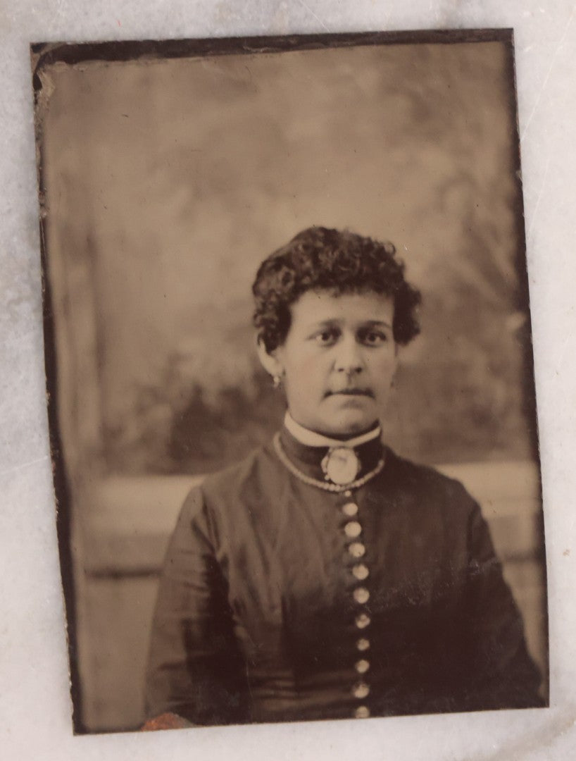 Lot 169 - Grouping Of 18 Antique Tintype Photographs Including Larger Size Plates, Featuring Men, Women, And Children