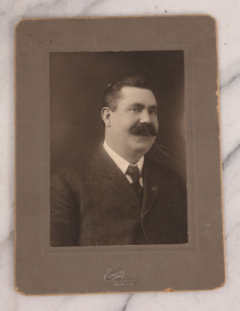 Lot 178 - Antique Board-Mounted Photograph Of William Washington Cole, Part Owner Of Barnum & Bailey Circus And Cole Bros Circus, Photographed By Emory, Omaha, Nebraska, Identified By Period Handwritten Note On Verso In Ink