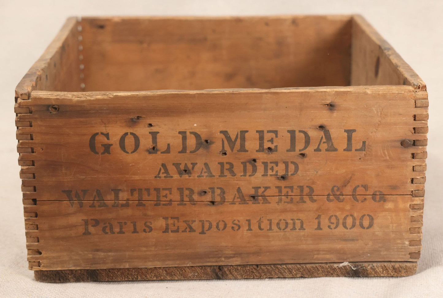 Lot 197 - Antique Walter Baker & Co. Ltd. Breakfast Cocoa Finger-Jointed Wooden Shipping Crate, Dorchester, Massachusetts, With La Belle Chocolatiere Trademark And Gold Medal Paris Exposition 1900