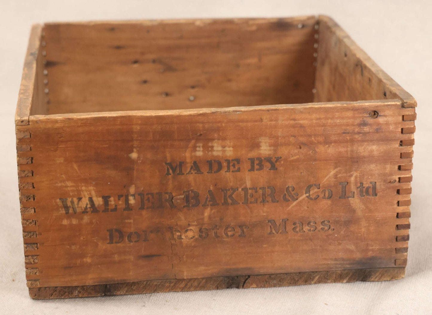 Lot 197 - Antique Walter Baker & Co. Ltd. Breakfast Cocoa Finger-Jointed Wooden Shipping Crate, Dorchester, Massachusetts, With La Belle Chocolatiere Trademark And Gold Medal Paris Exposition 1900
