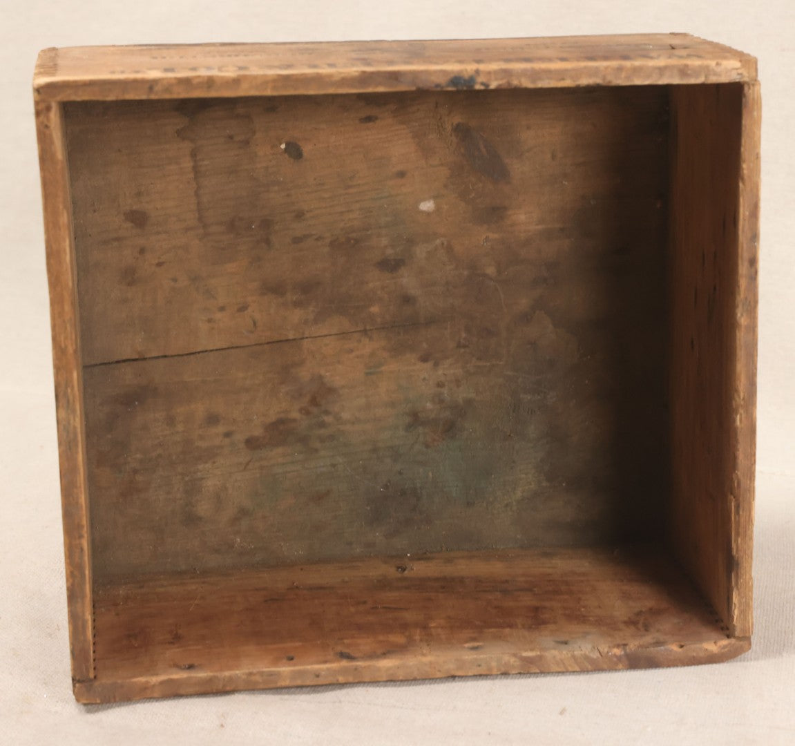 Lot 197 - Antique Walter Baker & Co. Ltd. Breakfast Cocoa Finger-Jointed Wooden Shipping Crate, Dorchester, Massachusetts, With La Belle Chocolatiere Trademark And Gold Medal Paris Exposition 1900