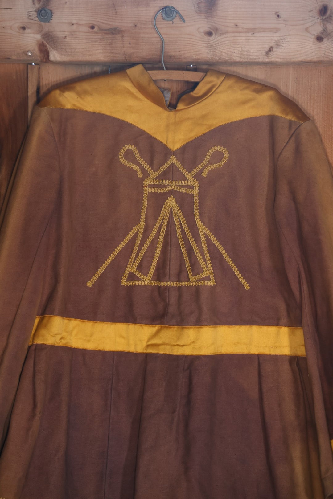 Antique Fraternal Theatrical "Guard Of Tent" Costume, Medieval Knight, Brown With Yellow Stitching, By The C.E. Ward Company, New London, Ohio, Uniform And Lodge Goods, Button Enclosure On Back