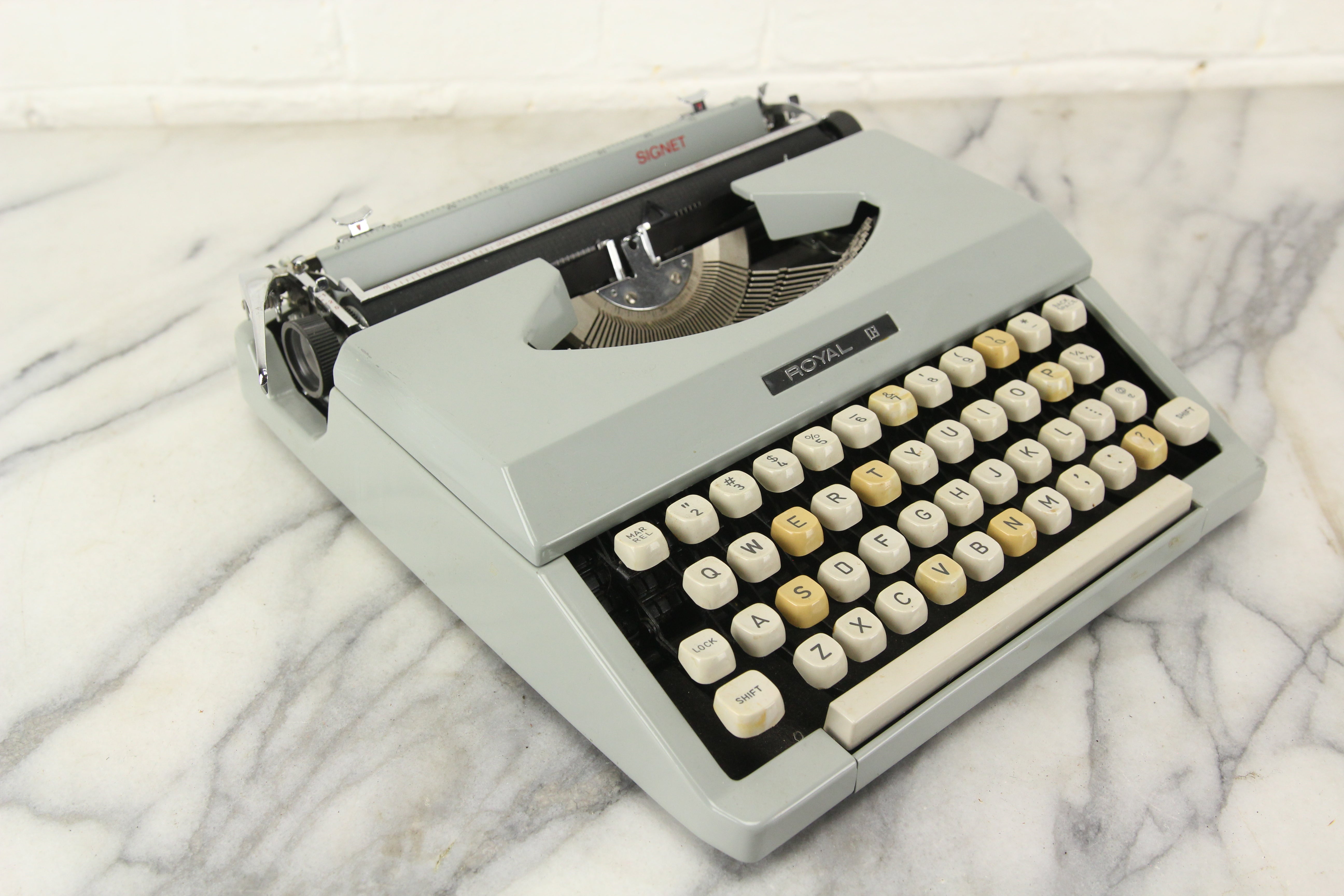 Royal Signet Manual Typewriter with high quality Case 1970s