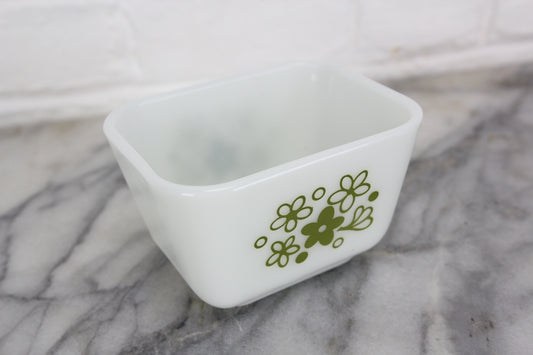 Pyrex 501B Fridge Box with Green Daisy Pattern, 1-1/2 Cup