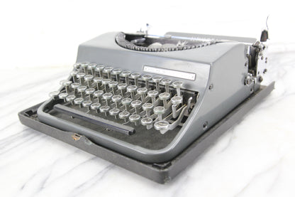 Incvicta Portable Typewriter with Arabic Keyboard and Case, Made in Italy