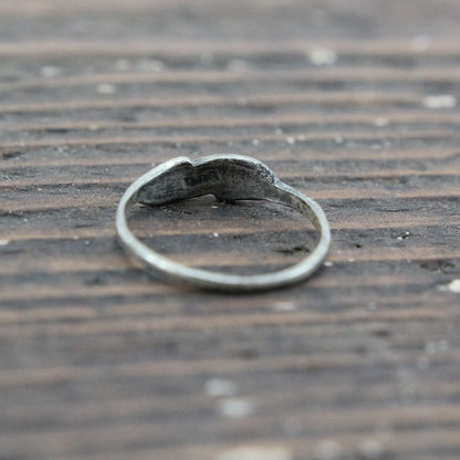 Sterling Silver Ring with Feather-Like Design - Size 5.75